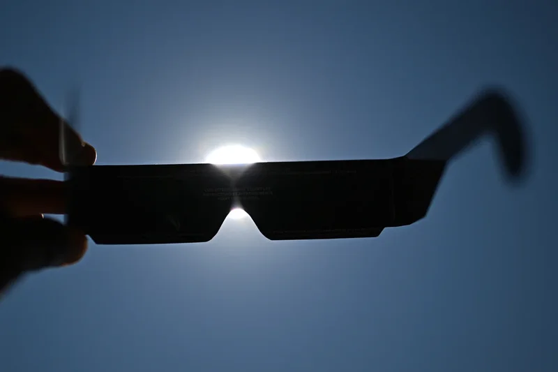Solar eclipse warning after Britons suffered vision loss in 1999