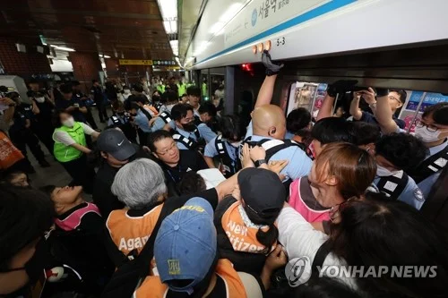 Rights group stages sit-in at Seoul subway station to demand improved access for disabled people