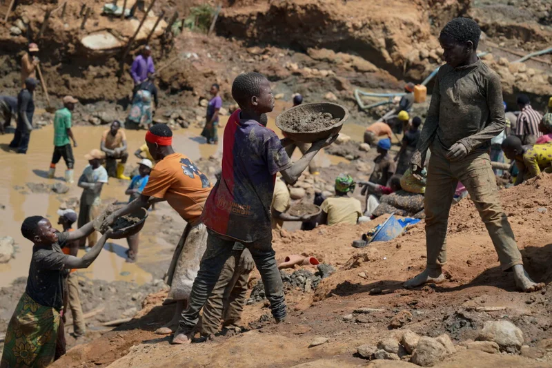 Mobile gold miners in eastern Congo complicate health workers’ efforts to contain Ebola