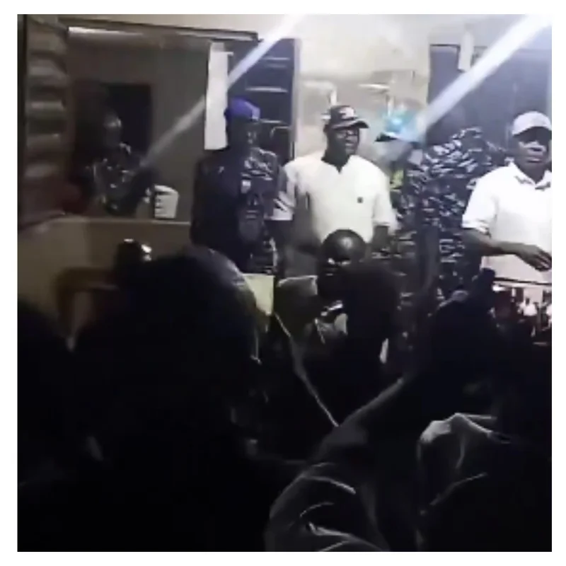 Osun decides: ‘Fadahunsi ole’ – Youths chant at INEC headquarters [VIDEO]