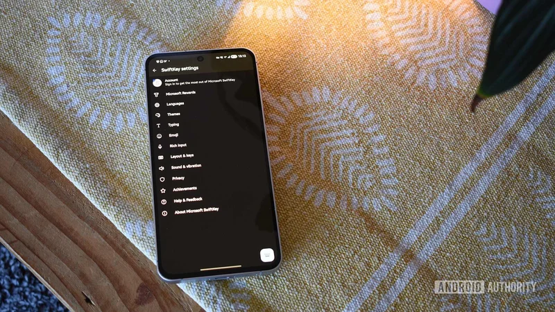 Galaxy phones are finally letting users remove this longtime Microsoft app