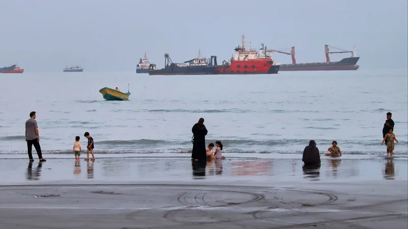 Iran seeks to bar US ships as Hormuz deal with Oman advances