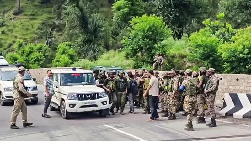Police conducts search ops, patrolling ahead of Independence Day in Jammu outskirts