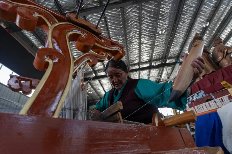 Tibetan cooperative keeps centuries-old weaving tradition alive