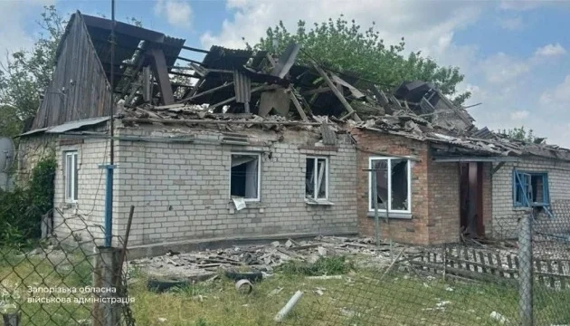 Russians strike Zaporizhzhia region 962 times over past day, leaving one killed, three injured