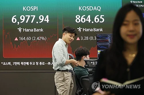 (LEAD) Seoul shares spike for 5th straight day on chip rally