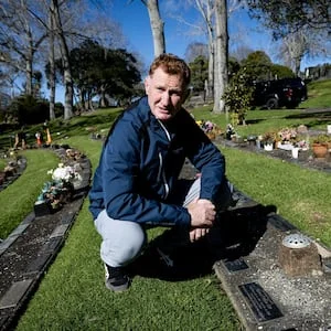 Let a sleeping dog lie: Family asks Purewa Cemetery to return concrete Labrador to father’s grave