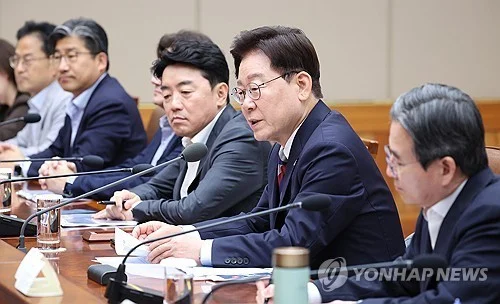 (LEAD) Lee calls for youth policy shift amid jobless growth, fewer opportunities