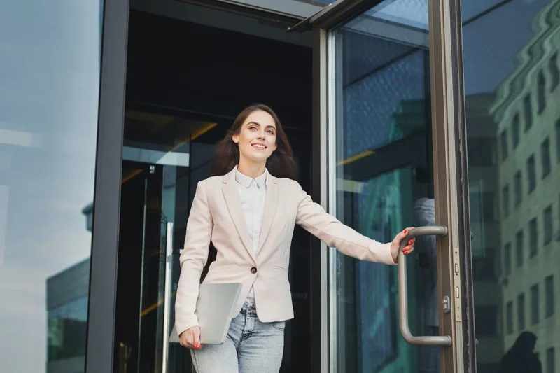 A Gen Z worker got called out by their CEO for leaving 10 minutes early. Workplace experts debate who was in the wrong