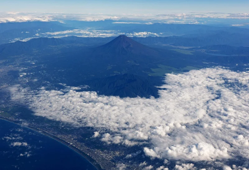 Japanese dad ditches 7-year-old for hours to climb Mount Fuji