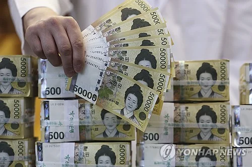 Money supply continues to rise in June on gains in deposits
