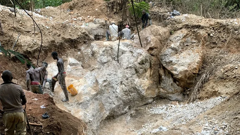 Soldiers arrest ‘illegal miners’ in Niger