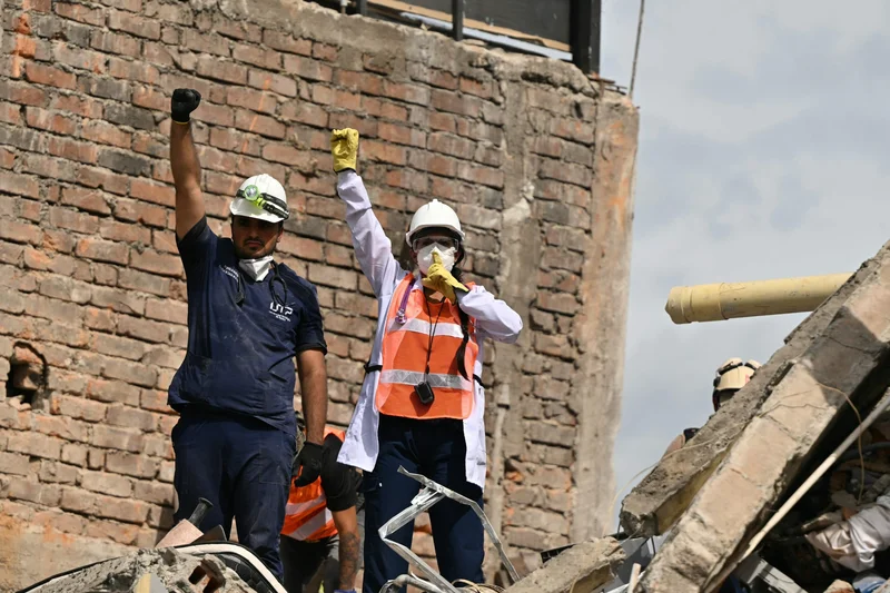 Colombia makes final push to find survivors with quake toll at 265