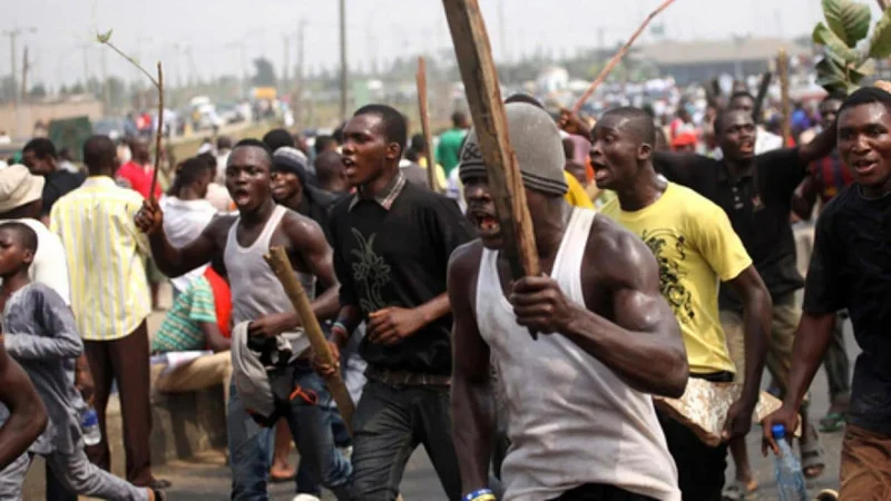 Mob lynches two suspected armed robbers to death in Warri