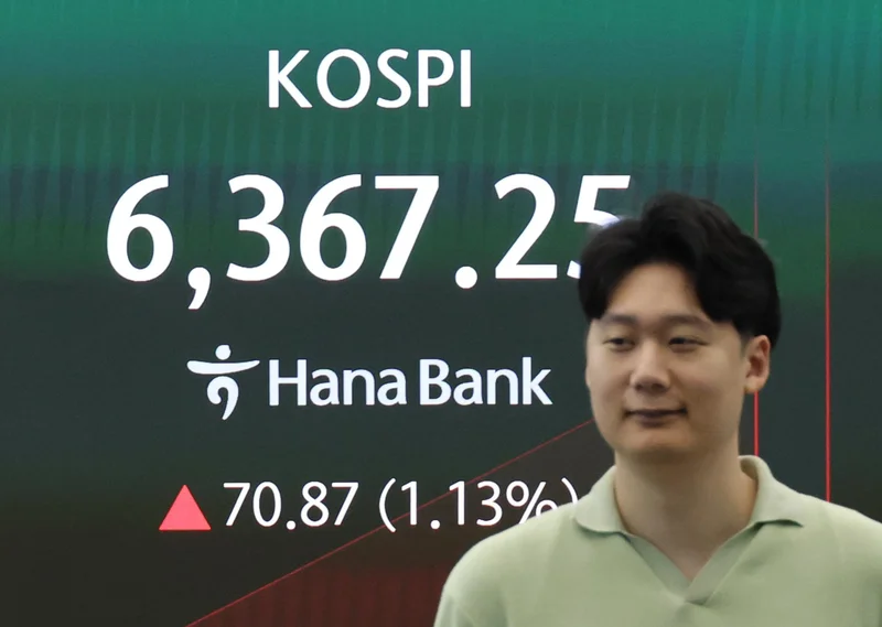 Seoul shares turn lower late Friday morning amid renewed Hormuz tensions