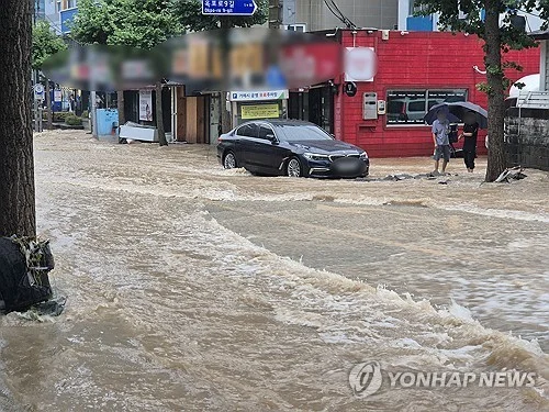 (2nd LD) More than 800 mm of rain pummels Geoje, southeastern region; 1 killed in landslide
