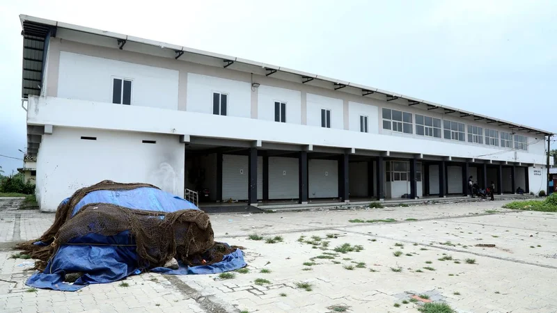 Shopping complex in Kerala’s Neendakara harbour left to rot