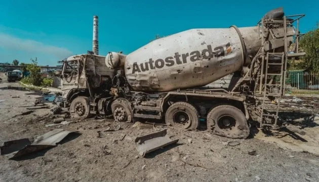 Russian forces strike Autostrada company base in Kyiv overnight, killing two employees and injuring another