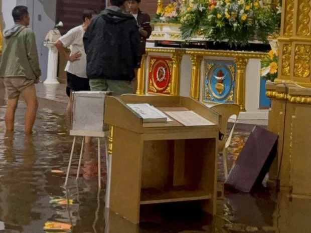 Flood fails to stop devotion to Mary, crucifix at San Fernando church