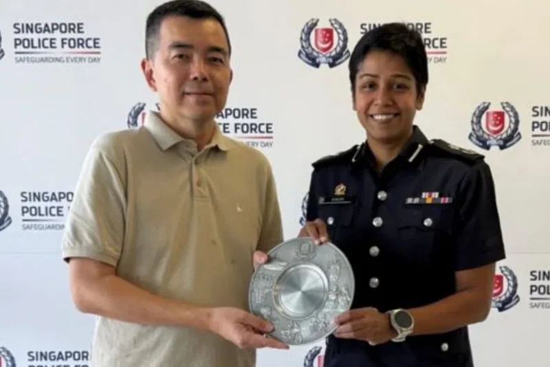 Man gets award from police for aiding in arrest of suspected thief on flight to Singapore