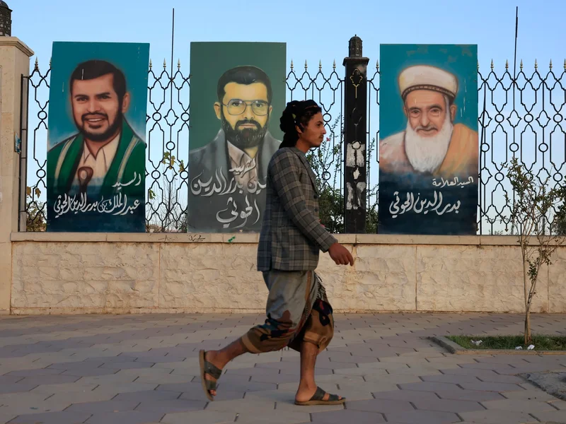 Houthis attacks on Yemeni government forces reportedly kills at least 30