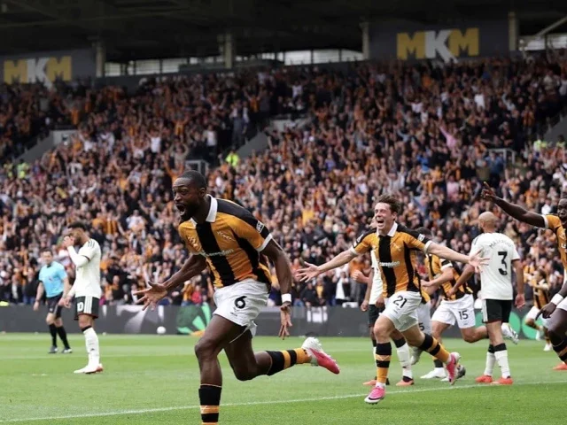 Hull humiliate United in Premier League opener