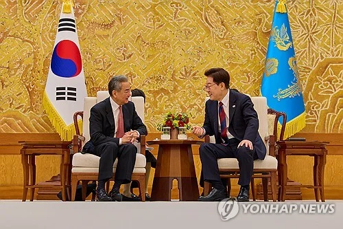 Lee meets Chinese FM, calls for close communication on Korean Peninsula issues