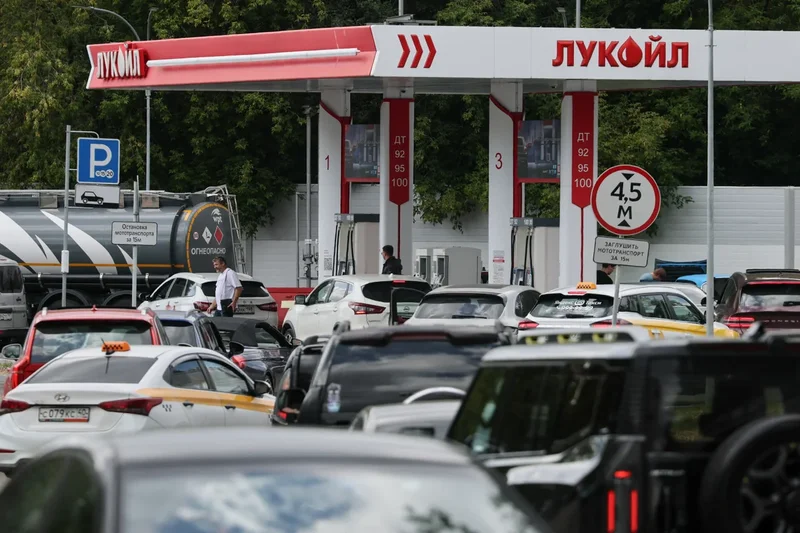 Putin arrests Russians for complaining about fuel shortages as fighting breaks out at petrol stations