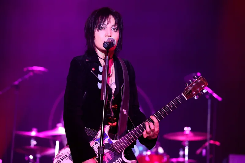 Joan Jett cancels September shows after surgery for spinal fracture