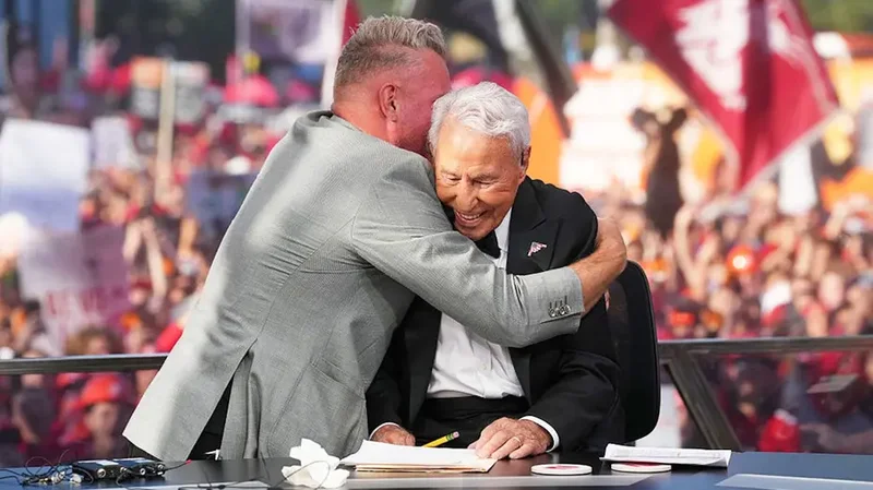 Pat McAfee sets the record straight on nasty Lee Corso rumor, Lindsey Vonn shows off the arms & fall weddings!