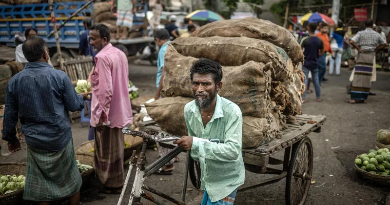 In Bangladesh, jute mandate can’t stop switch to plastic sacks