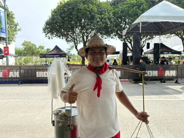 LOOK: Ironman's 'taho' man hawks sweet breaks along race trail