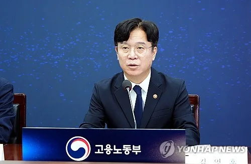 Labor minister pledges dialogue with labor over chip cluster bill