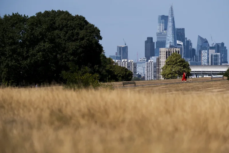 UK weather latest: Burnham to chair Cobra meeting as Britain braces for 33C heat
