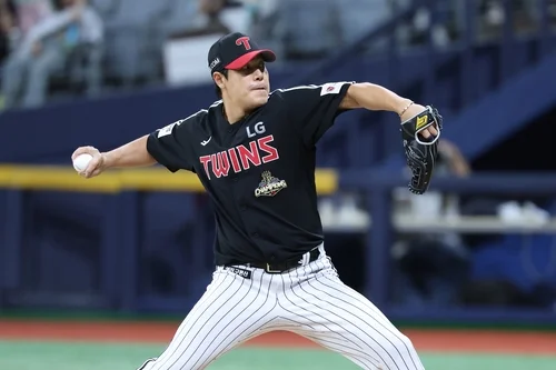 LG Twins lose key reliever to shoulder injury