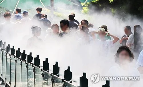 (LEAD) Serious heat warning issued for Seoul for 1st time