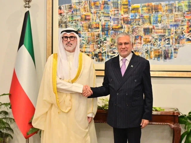Kuwaiti foreign minister congratulates Dar on Makkah defence pact