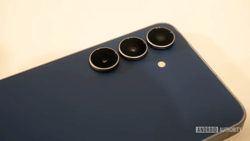 Samsung Galaxy S26 FE gets an early unboxing, revealing key design details