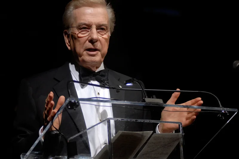Lloyd Robertson, longtime anchor of Canada's top TV newscast, dies at 92
