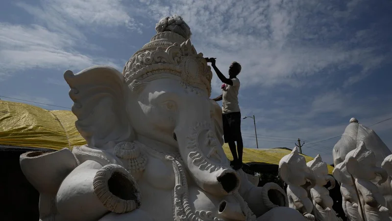 Two killed, five injured as Ganesh idol falls during arrival ceremony in Mumbai