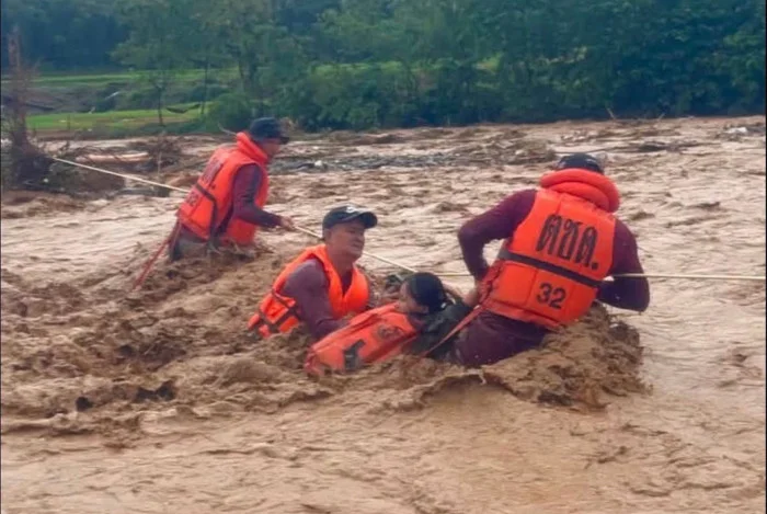 Heavy rain in Nan triggers floods, while rivers overflow making roads impassable