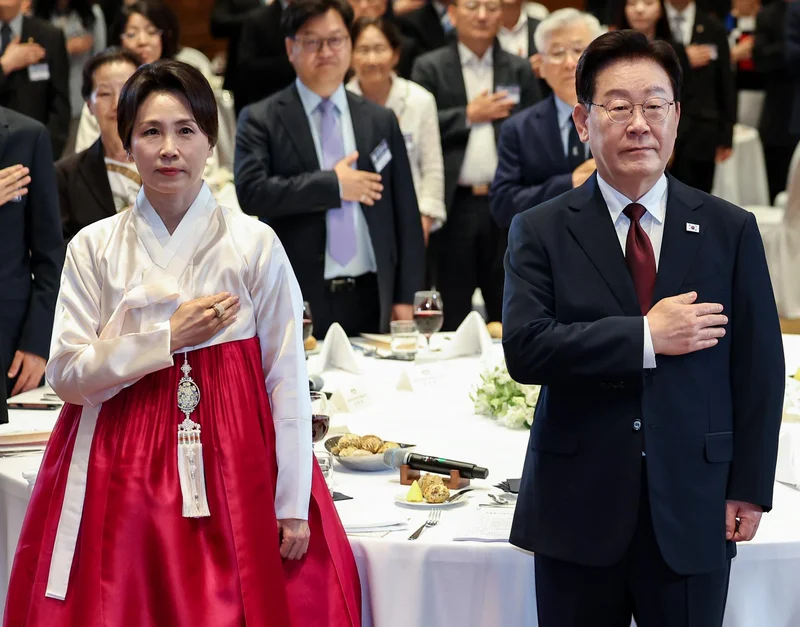 Lee says Korean firms, people in Germany play key role as bridge