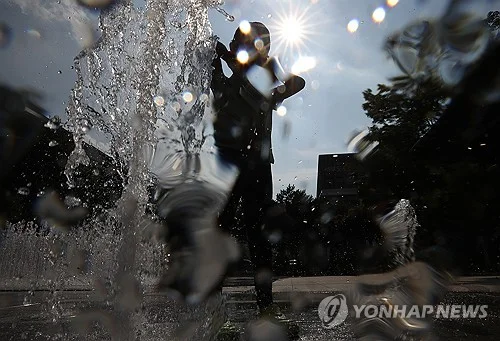 (LEAD) Record heat wave continues to grapple S. Korea