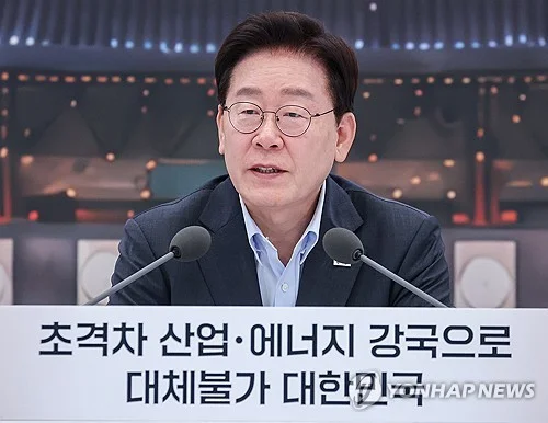 (LEAD) Lee says AI-driven upheaval reshaping industrial landscape, calls for bold, speedy investment