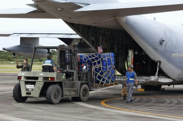 US forces airlift drinking water to quake-hit Kumamoto