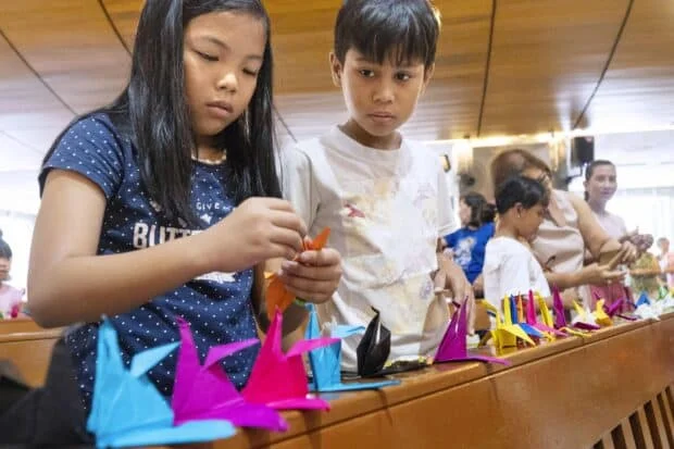 Hiroshima A-bomb girl inspiring Filipino children to fold peace cranes