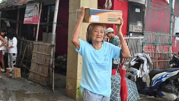 Flood-hit island barangay folk in Dagupan City get DSWD aid