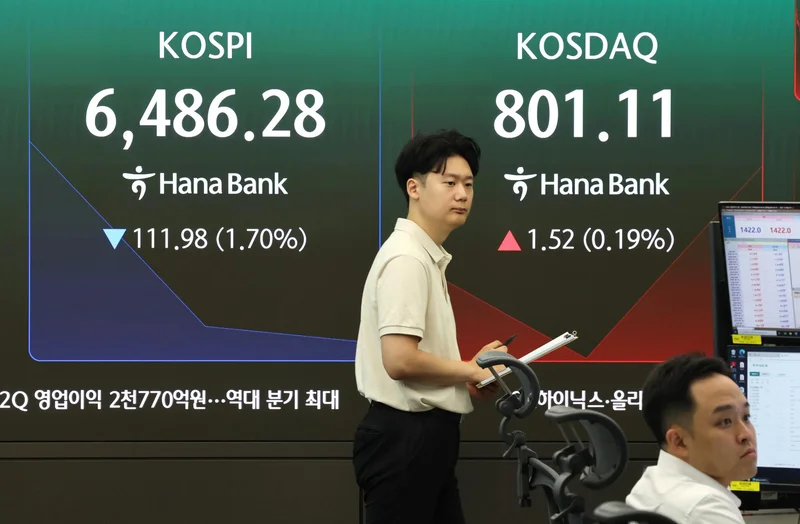 Seoul shares extend losses late Thursday morning on tech slump