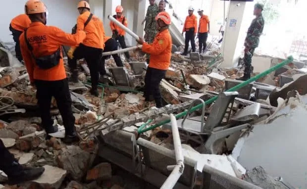 7.7 magnitude quake hits Indonesia, leaves 20 dead and thousands fleeing