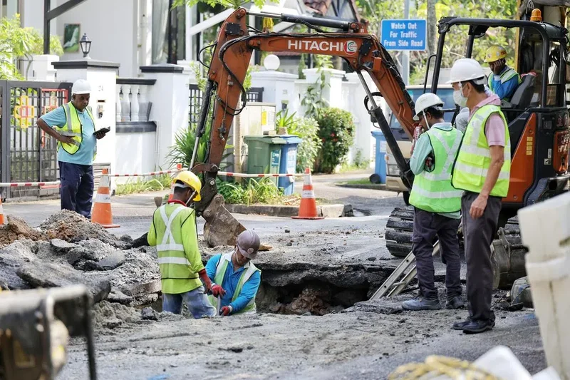 Pipe leak in Bukit Timah road disrupts residents’ water supply for nearly nine hours